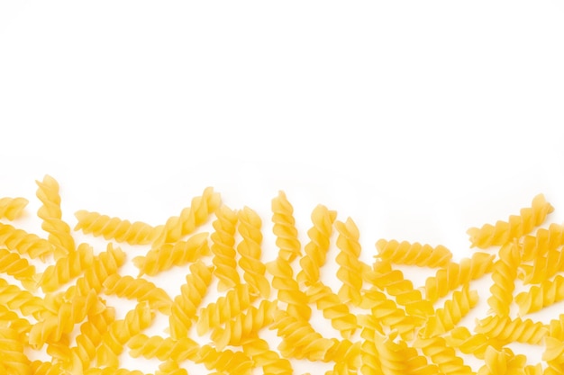 Fusilli pasta op een witte achtergrond met kopie ruimte