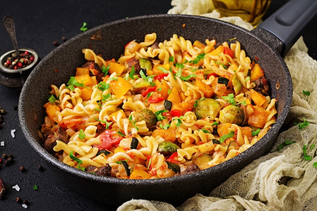 Fusilli vegetable paste with pumpkin, Brussels sprouts, paprika and liver pieces