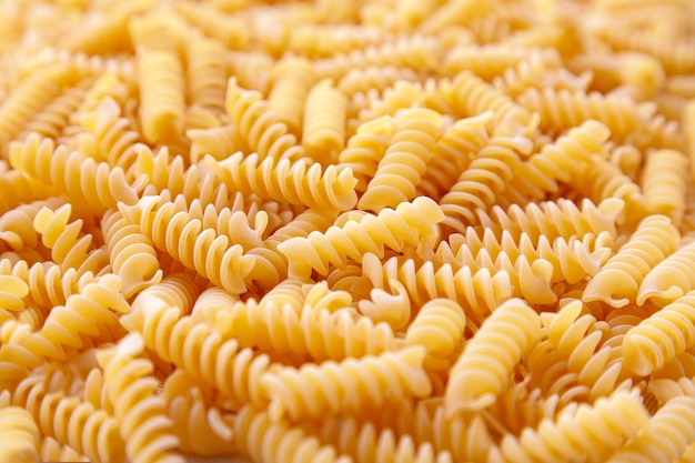 Fusilly Italiaanse rauwe pasta.