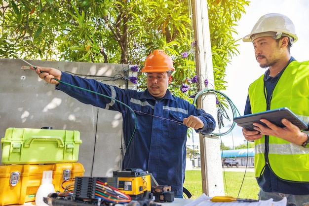 Fusione di fibre ottiche cavo di giunzione del segnale internet e connessione di cavi utilizzando apparecchiature saldatrici per linee ottiche ingegnere isp di saldatura in fibra ottica