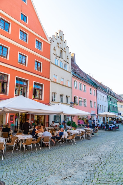 FUSSEN, DUITSLAND 28 AUGUSTUS 2018: Straatcafé in het oude stadscentrum van Fussen. Fussen is een kleine stad in Beieren, Duitsland