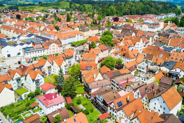 フュッセン旧市街の空中パノラマビュー。フュッセンはドイツ、バイエルン州の小さな町です。