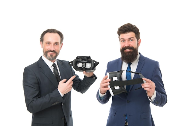 Будущее уже наступило. современные технологии в гибком бизнесе. бизнесмены носят беспроводные очки VR. виртуальная реальность. Партнерство и командная работа. зрелые мужчины с бородой в костюме. Цифровое будущее и инновации.