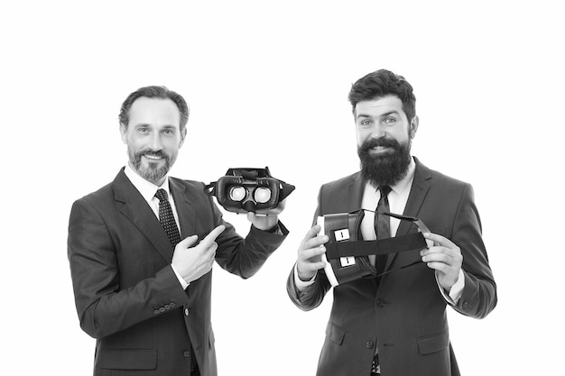 Будущее — это современные технологии в динамичном бизнесе, бизнесмены носят беспроводные очки виртуальной реальности, виртуальная реальность, партнерство и командная работа, зрелые мужчины с бородой в костюмах, цифровое будущее и инновации.