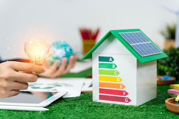 Фото Будущее энергии, которое является чистым, возобновляемым и устойчивым солнечная панель на крыше дома является символом надежды на более светлое будущее нашей планеты