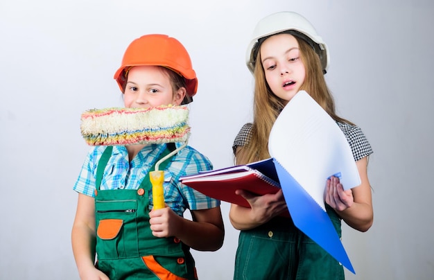 Foto professione futura ragazze dei bambini che pianificano lavori di ristrutturazione sorelle dei bambini eseguono lavori di ristrutturazione della loro stanza ristrutturazione amatoriale sorelle che rinnovano la casa sognare una nuova stanza dei giochi attività di miglioramento della casa