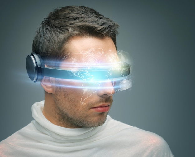 未来のテクノロジーとサイエンスフィクションのコンセプト-デジタルメガネをかけた男