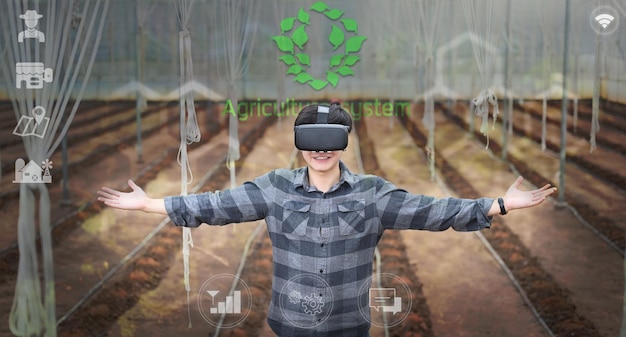 Foto agricoltore futuristico che indossa la tecnologia degli occhiali per la realtà visiva per il controllo o lo sviluppo di prodotti agricoli concetto di tecnologia agricola