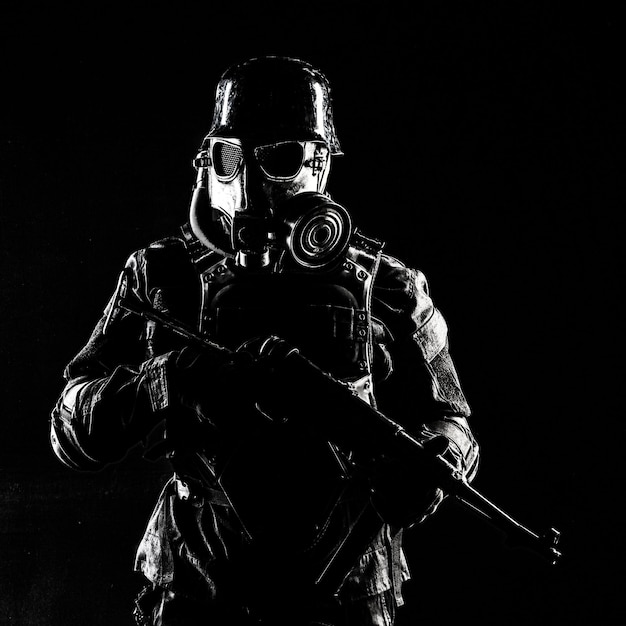 Фото Футуристический нацистский солдат с газовой маской и стальным шлемом с пистолетом шмейсера на черном фоне.