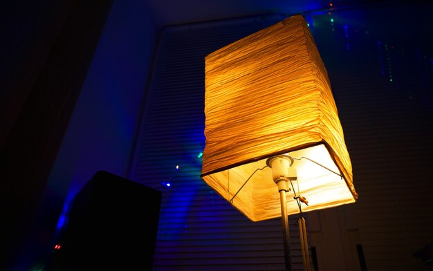 Photo futuristic night lamp at urban room background
