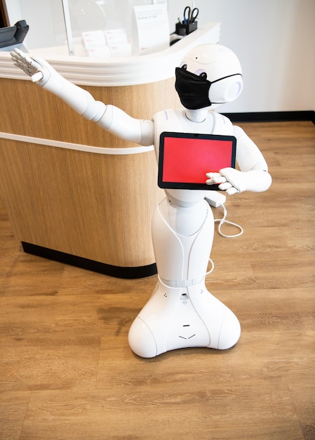 Футуристический робот-помощник, инновационная технология в защитной маске, представляющая или направляющая