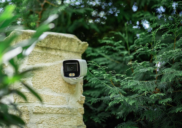 Photo futuristic security cameras scanning the street in 4k