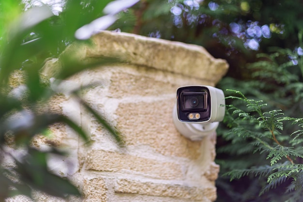 4K로 거리를 스캔하는 미래형 보안 카메라