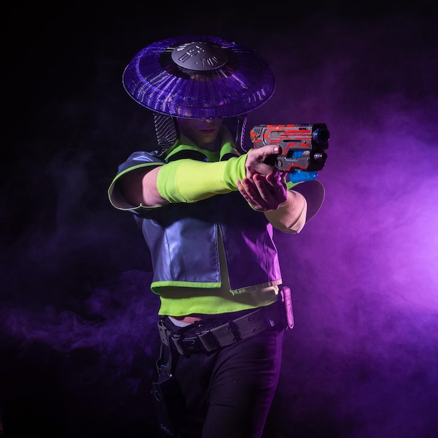 Futuristisch personage in een helder gestileerde outfit vuurt een blasterfoto met neonkleuren een fantastische ...