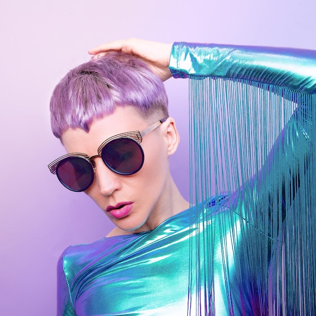 Futuristische Modedame met violet kort haar. Trendy kapsel