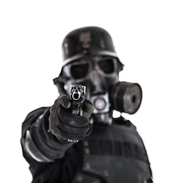 Futuristische nazi-soldaat gasmasker en stalen helm met luger pistool pistool geïsoleerd op witte studio shot