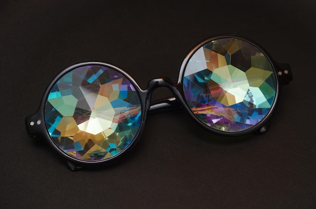 Foto futuristische ontwerpersbril met gekleurde kaleidoscooplenzen