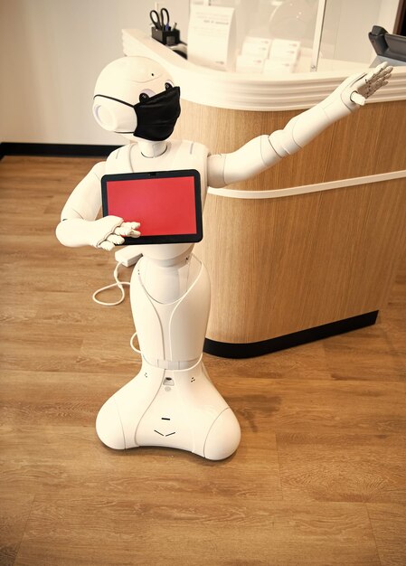 Futuristische robotassistent innovatieve technologie in beschermend masker presenteren of regisseren