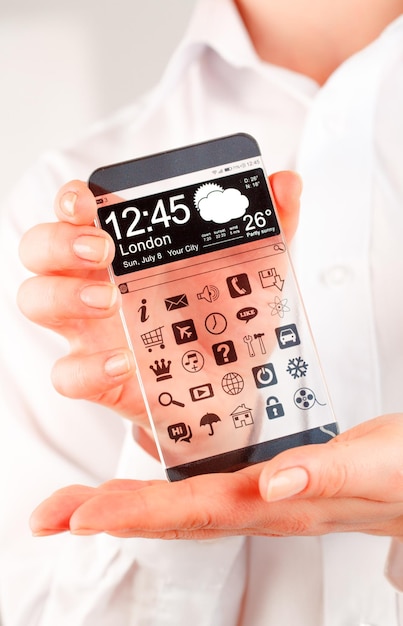 Futuristische slimme telefoon (phablet) met een transparant display in menselijke handen. Concept werkelijke toekomstige innovatieve ideeën en beste technologieën mensheid.