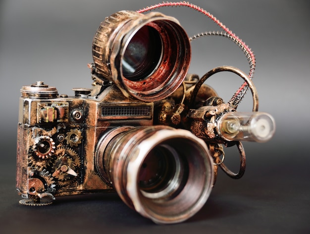 Foto futuristische steampunkcamera op een donkere achtergrond dicht omhoog