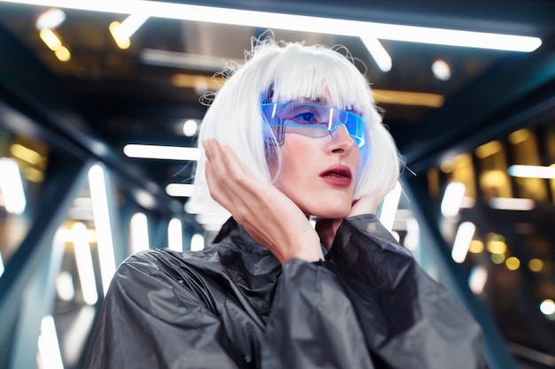 Futuristische stijl. Cyberpunk vrouw.