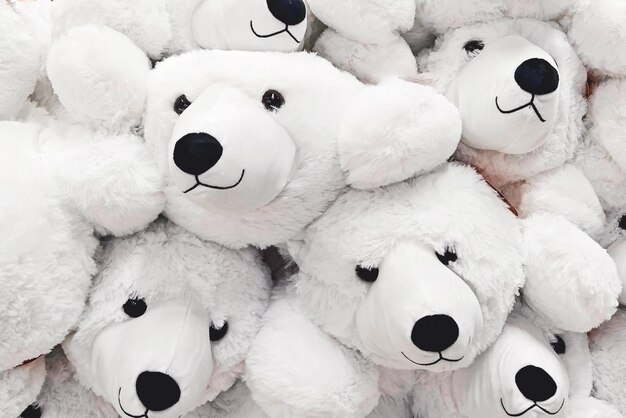 Fuzzy en pluizig gezellig zacht stuk speelgoed witte ijsberen close-up, full-frame achtergrond.
