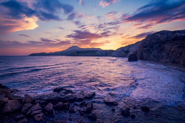 日没、ミロス島、キクラデス諸島、ギリシャのFyriplakaビーチ