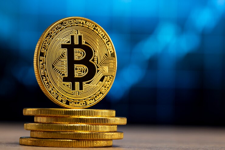 Fysieke bitcoin die zich aan een houten lijst voor een blauwe grafiek bevindt