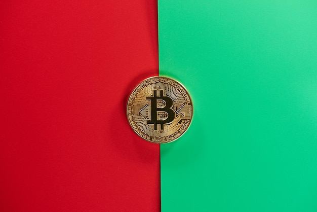 Fysieke gouden munten bitcoins op een rood groene achtergrond. Digitaal cryptocurrency-concept