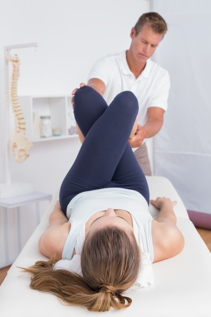 Fysiotherapeut beenmassage doen aan zijn patiënt