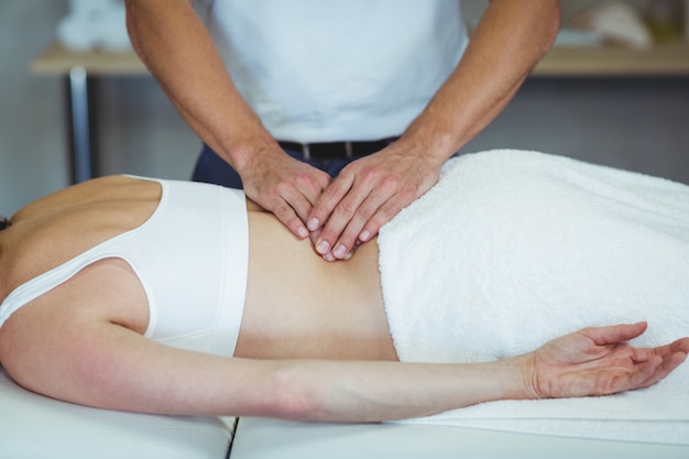 Fysiotherapeut die massage teruggeven aan een vrouw