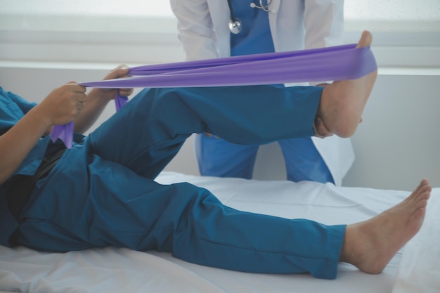 Foto fysiotherapeut die met patiënt in kliniekclose-up werkt