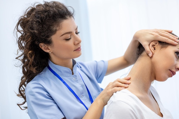 Fysiotherapeut doet helende behandeling op de nek van de vrouwChiropractische aanpassing pijnverlichting conceptoffice-syndroom