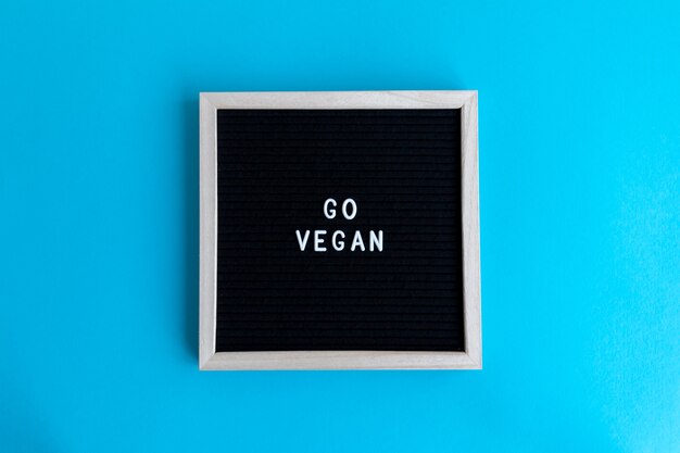 Ga veganistisch citaatbord op een kleurrijke achtergrond