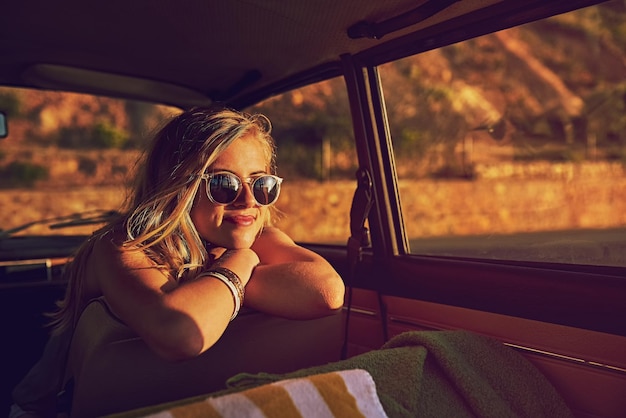 Ga waar je hart je heen leidt Portret van een gelukkige jonge vrouw die tijdens een roadtrip in een auto zit