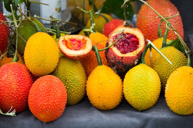 Gac Fruit op oude houten lijst