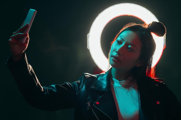 Gadget mensen cyberpunk portret neon meisje selfie