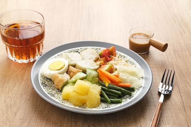 Gado gado, indonesische traditionele groentesalade met pindasaus, rijstwafel, tofu en ei