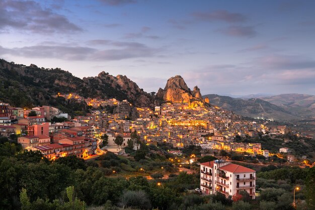 Photo gagliano castelferrato italy at dusk