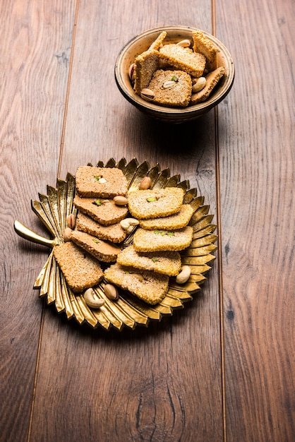 Gajakまたはtilpapdiまたはpattiは、ゴマ、落花生、赤糖でできた乾燥した甘いケーキで、インドの冬、特に1月14日のマカールサンクランティフェスティバルで消費されます。