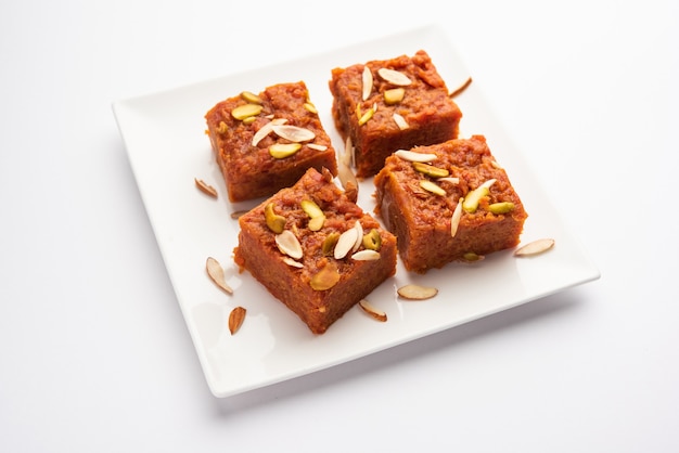 Gajar Halwa Barfi или барфите с морковным пудингом - популярное индийское сладкое блюдо.