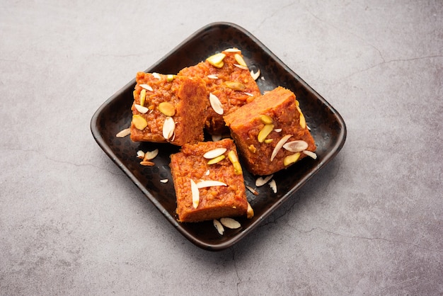 Gajar halwa barfi of wortelpudding barfee is een populair indiaas zoet gerecht