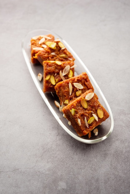 Gajar Halwa Barfi of Wortelpudding Barfee is een populair Indiaas zoet gerecht