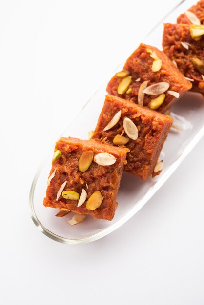 Gajar Halwa Barfi of Wortelpudding Barfee is een populair Indiaas zoet gerecht