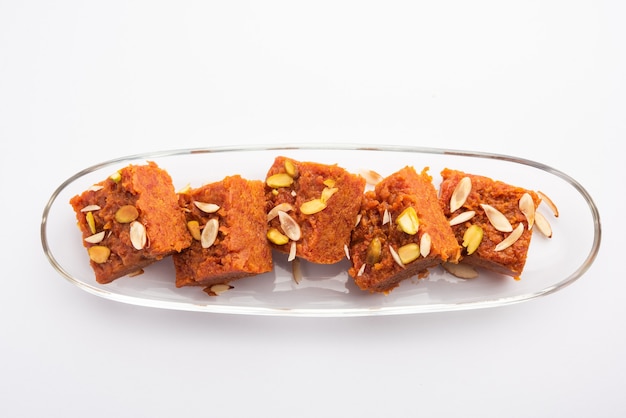 Gajar Halwa Barfi of Wortelpudding Barfee is een populair Indiaas zoet gerecht