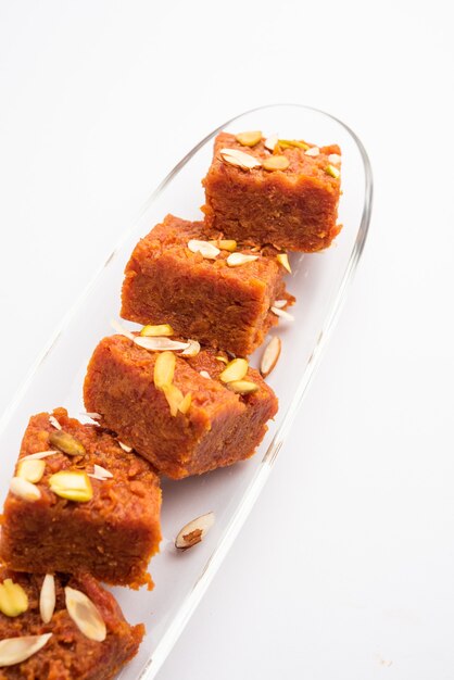 Gajar Halwa Barfi of Wortelpudding Barfee is een populair Indiaas zoet gerecht