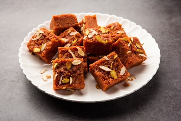 Gajar Halwa Barfi of Wortelpudding Barfee is een populair Indiaas zoet gerecht