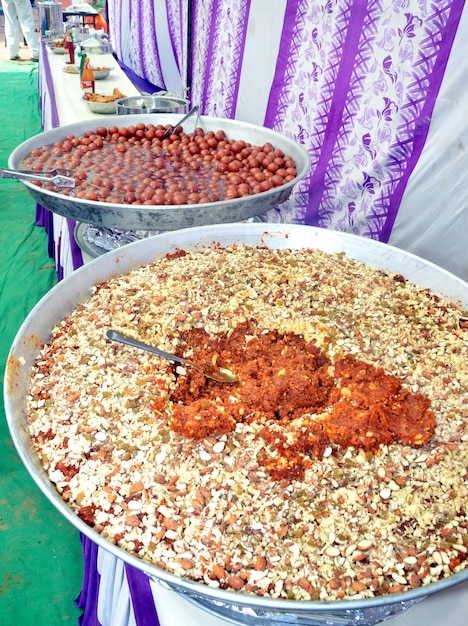 Gajar halwa is een zoete dessertpudding op basis van wortel uit india. gegarneerd met droog fruit in indiase bruiloft