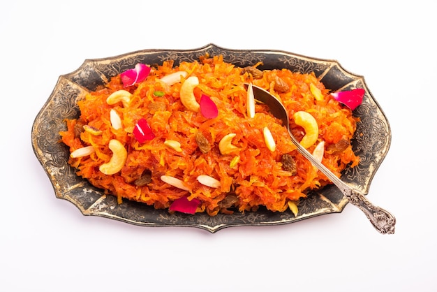 Foto gajar halwa, ook bekend als gajorer halua, gajrela, gajar pak en wortel halwa is een zoete dessertpudding op basis van wortel uit het indiase subcontinent