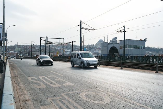 日中はイスタンブールのガラタ橋